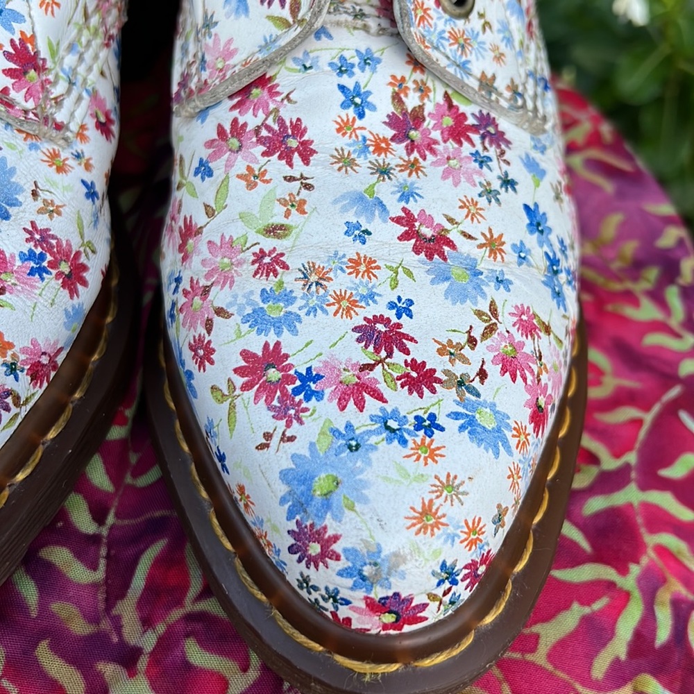🌸 Dr. Martens Vintage Pointed Toe Floral Boots 🌸 - Picture 13 of 17